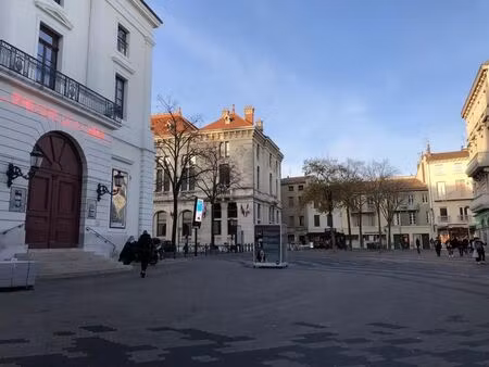 location commerce 92 m²