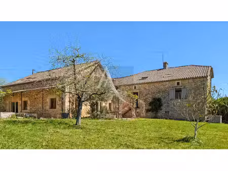 maison en pierre avec un petit gite indépendant en campagne