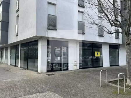 location commerce 224 m² à 334 m²