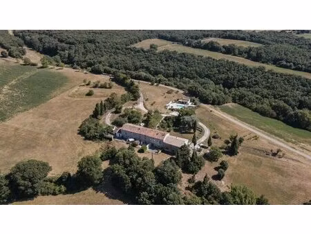 magnifique emplacement pour ce domaine avec 5 maisons