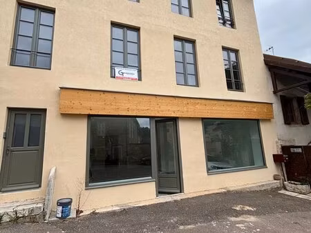 murs commerciaux dans village viticole