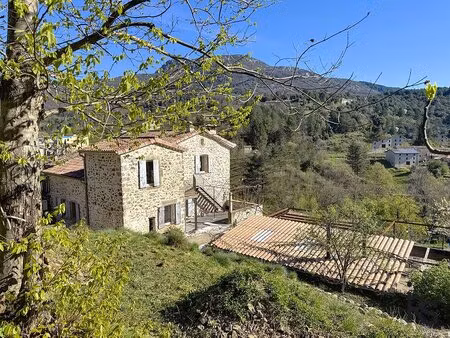une maison ardéchoise rénovée de 261 m2 habitables  avec 4600 m2 de jardin en terrasses.