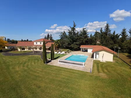 maison contemporaine de 239m2 sur 4670m2 de terrain avec piscine
