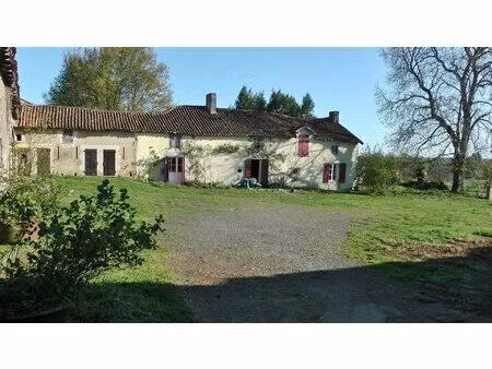 ancienne ferme sur 10 hectares à la frontière sud de la vienne/haute vienne