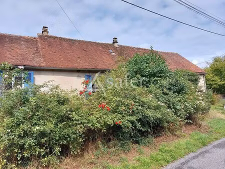 ensemble bâti dans un hameau avec environ 4000 m² de terrain