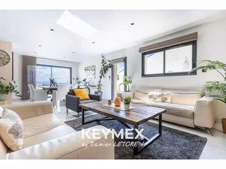 villa de luxe à vendre dans le quartier bien assis