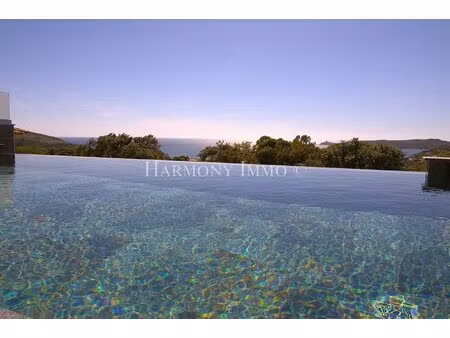 très jolie villa avec vue mer panoramique dans un cadre enchanteur.