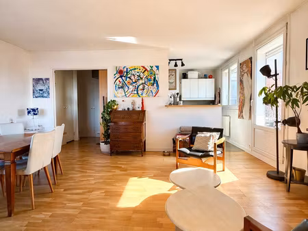 lille - t4 dernier étage avec 3 balcons / parking et cave !