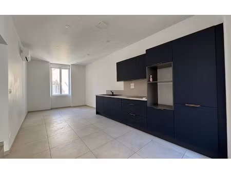 location appartement  m² t-3 à pézenas  750 €