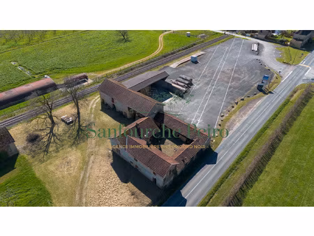 ancienne ferme située à 13 km à l'ouest de sarlat et 8 km de