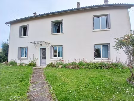 maison de village avec dépendances  terrain clos et fort pot