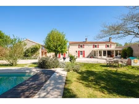 bâtisse en pierre avec piscine et dépendance aménagée