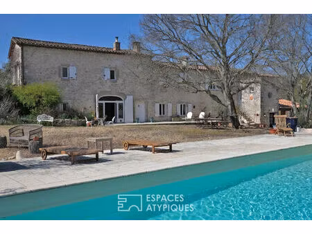 grand mas et moulin au coeur d'un lieu enchanteur