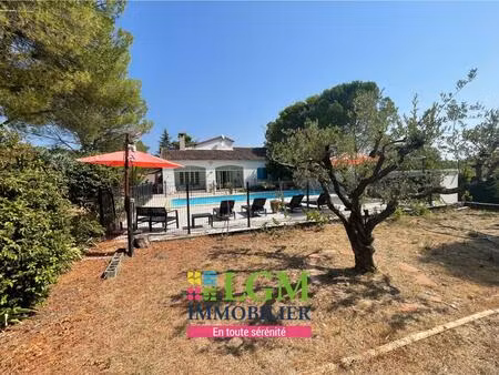 villa familiale avec piscine  terrasses et grand jardin paysagé