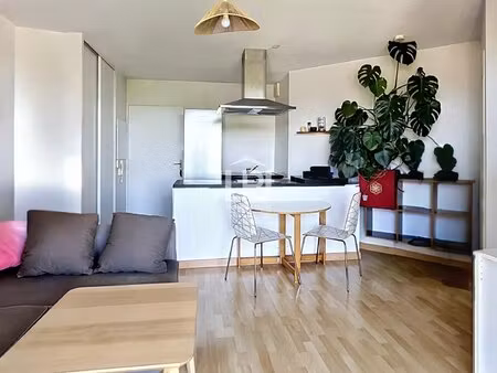 très bel appartement t2 meublé de 34 m²  dernier étage  balcon + 1 place de stationnement 