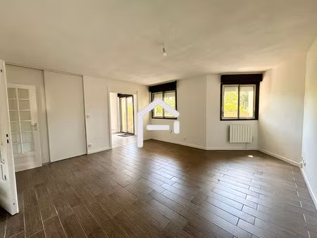 à louer : appartement t2 nu 52m² avec balcon et place de parking