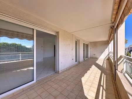 grand appartement familial avec garage dans résidence avec piscine