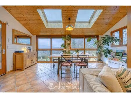 duplex de caractère avec jardin et terrasse vue lac