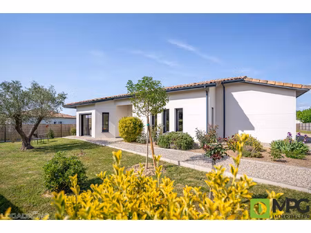 villeneuve sur lot  maison de plain pied avec 3 chambres et