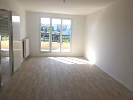 t2 avec terrasse et parking à corbeil essonnes