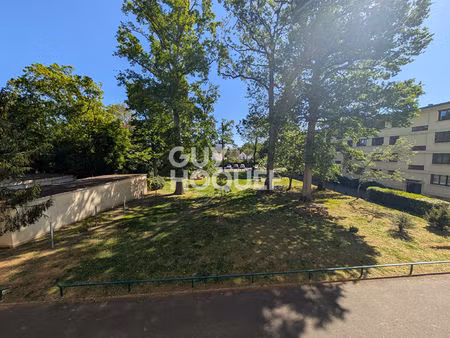 beau t3 à st cyr centre  chauffage compris dans les charges.