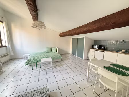 vaste studio meublé rénové