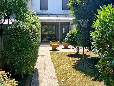 exclusivite : maison de ville en pierres de taille sur jardin