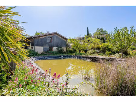 maison écologique atypique avec bassin naturel et jardin paysager à douzens