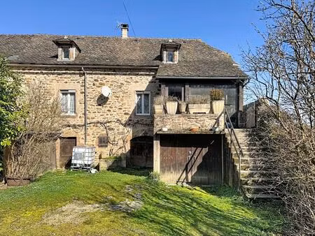une maison en pierre  de beaux volumes et plus de 700 m² de terrain : le charme de la camp