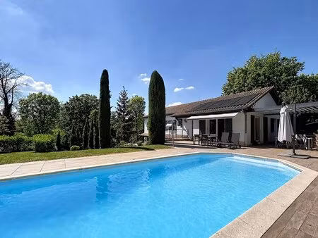 maison familialle avec piscine et beau terrain arboré à ecully