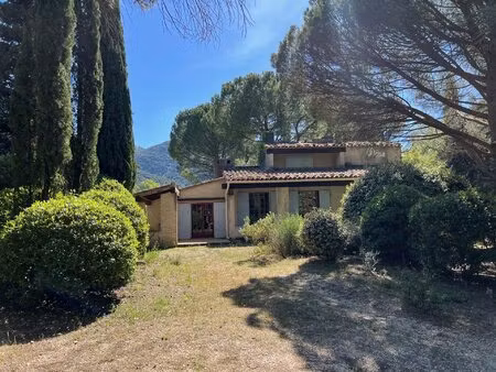 maison à vendre à bonnieux avec 1.2 de jardin arboré  une piscine et une superbe vue