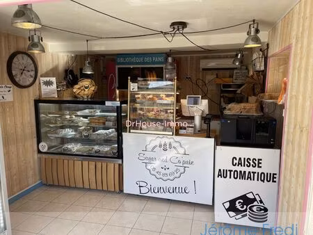 commerce boulangerie avec une belle terrasse à cognac