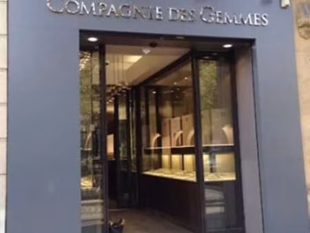 location commerce 72 m²