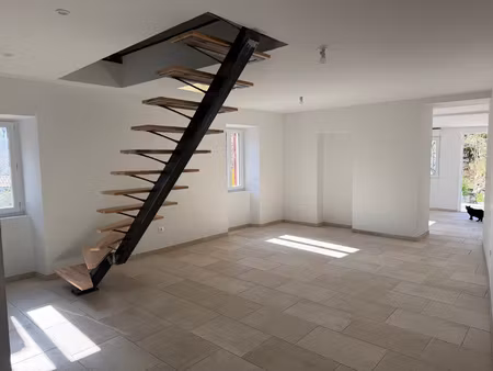 maison de hameau rénovée avec terrasse et terrain non attena