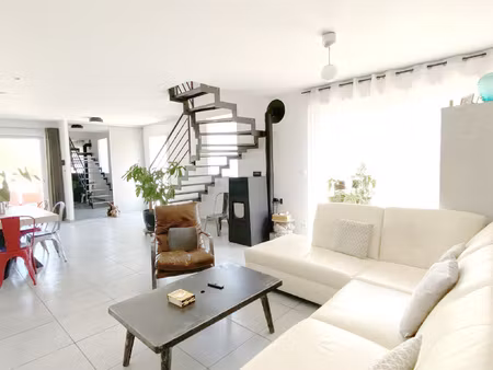 maison entièrement rénovée avec piscine et studio indépendan