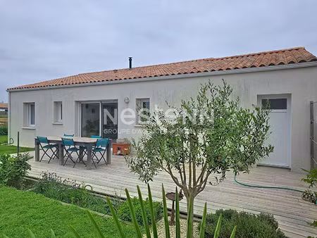 maison de plain pied  3 chambres  garage  jardin située à luçon