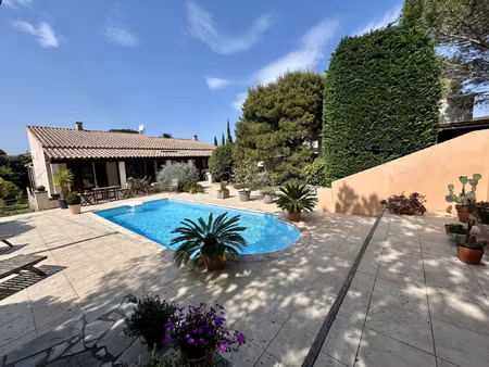 en exclusivité villa plain pied avec piscine dans secteur pr