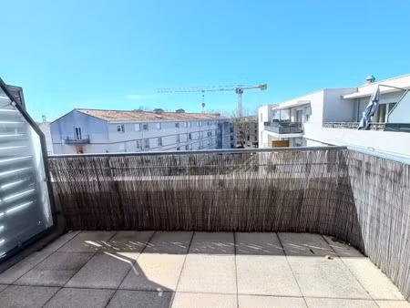 t2 avec terrasse et parking à avignon