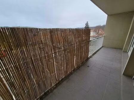 t4 entièrement rénové dans une petite copropriété. balcon profitable carrelé