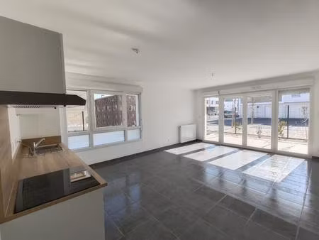 t3 avec parking  terrasse et jardin à monteux