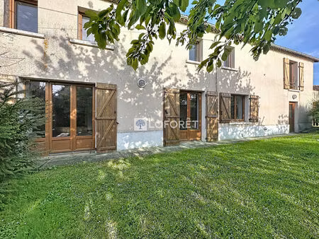 maison rénové avec jardin arboré et dépendances