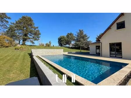 belle maison t6 de 215m2 sur 3680 m2 de terrain avec piscine