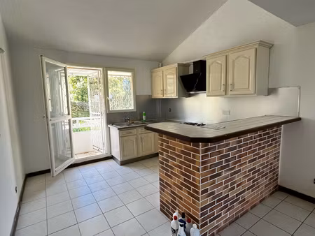 t2 rénové dans une résidence en bord de mer