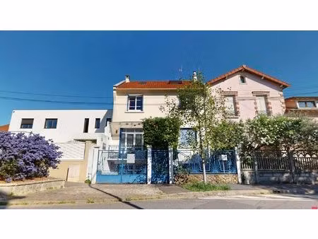 charmante maison traversante avec véranda et jardin paysagé