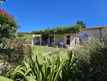 maison plain-pied dans un environnement résidentiel