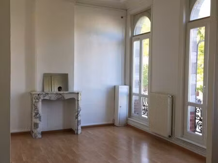 t3 80m2 au pied du tram