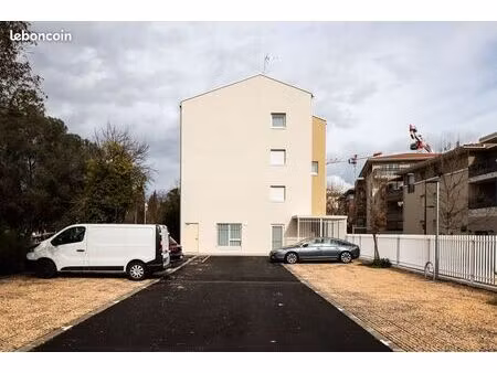 place de parking extérieur