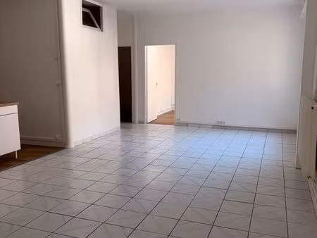 grand f3 refait à neuf 3 pièces + garage