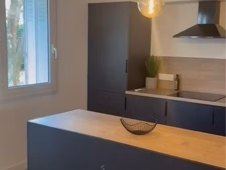 t3 meublé haut de gamme - entièrement rénové - avec parking - marseille 8e