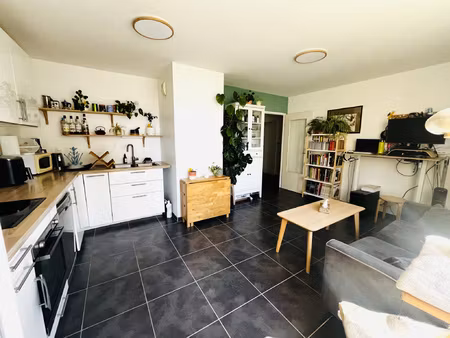 beau t3 avec terrasse dans résidence récente